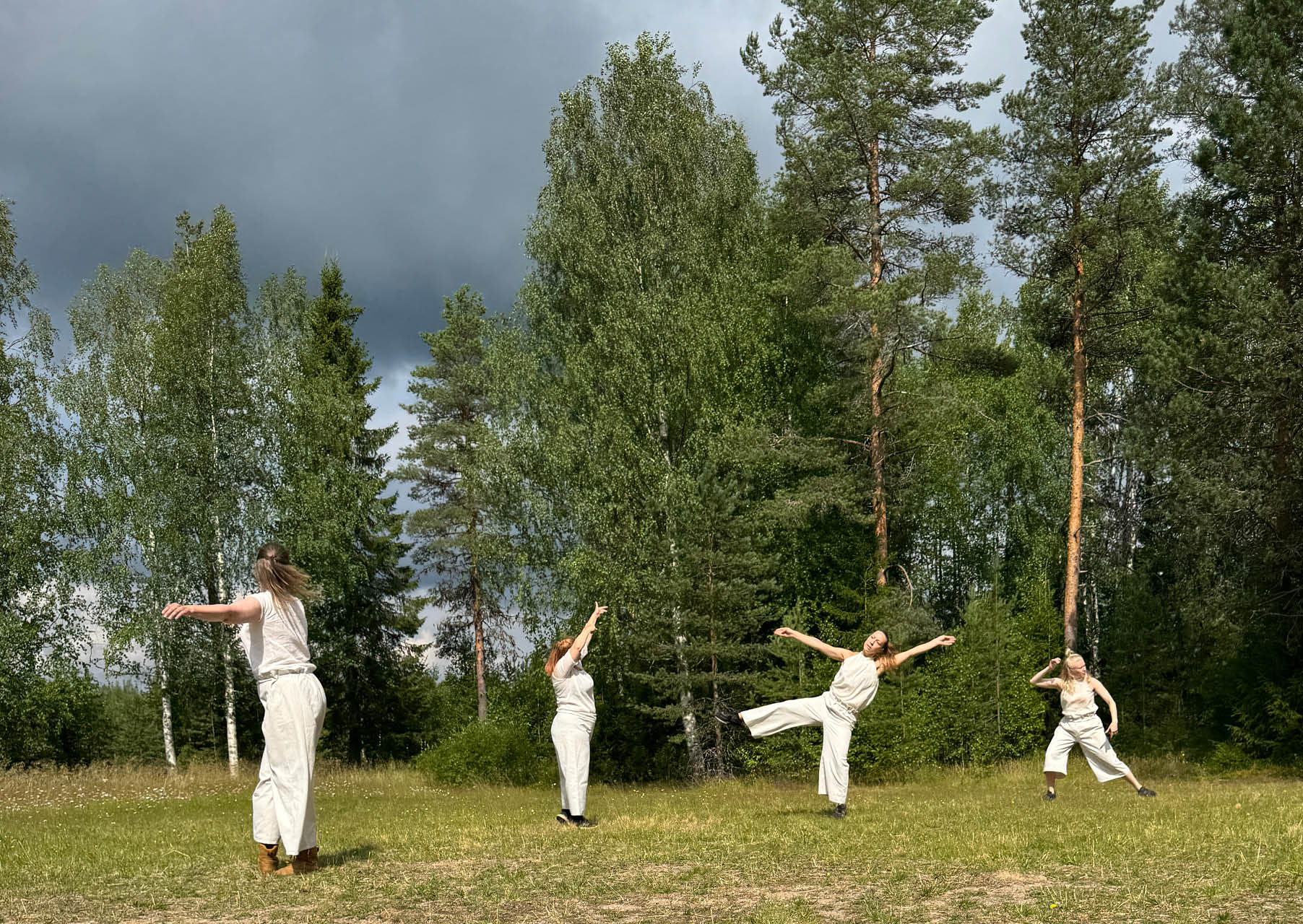 Paikan tanssi -tarinakävelyt